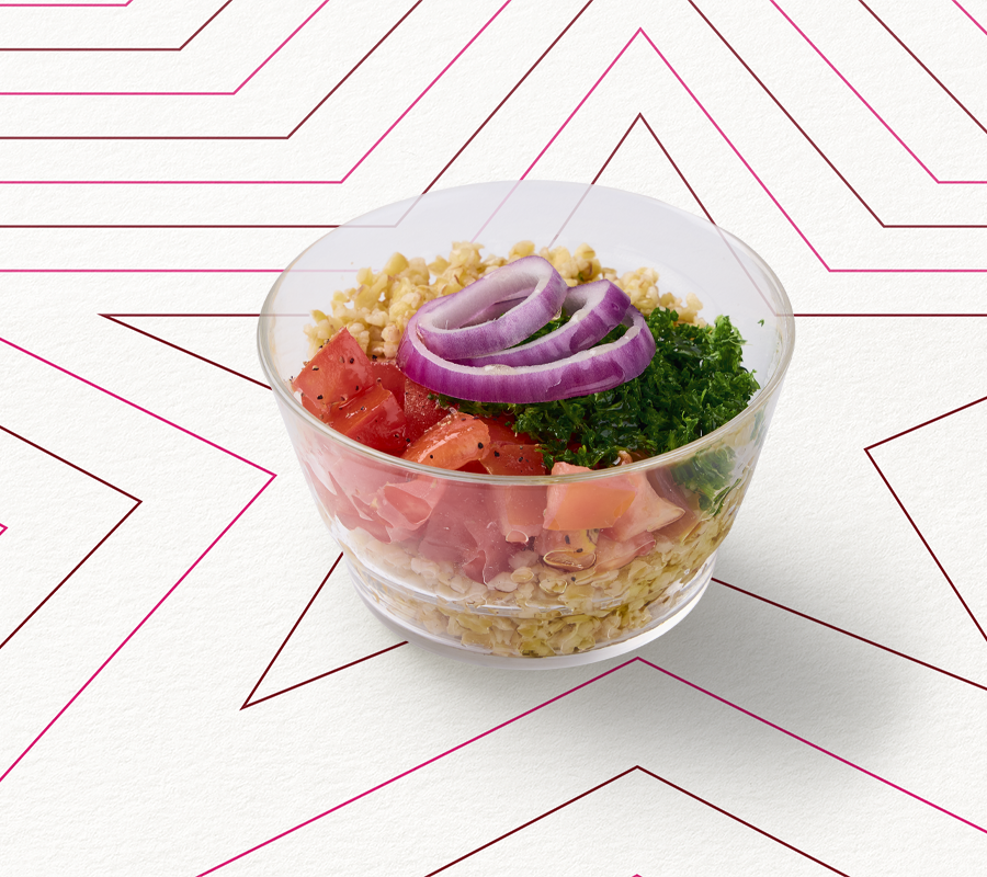 Kleines Glas mit Bulgur, Tomaten und Petersilie