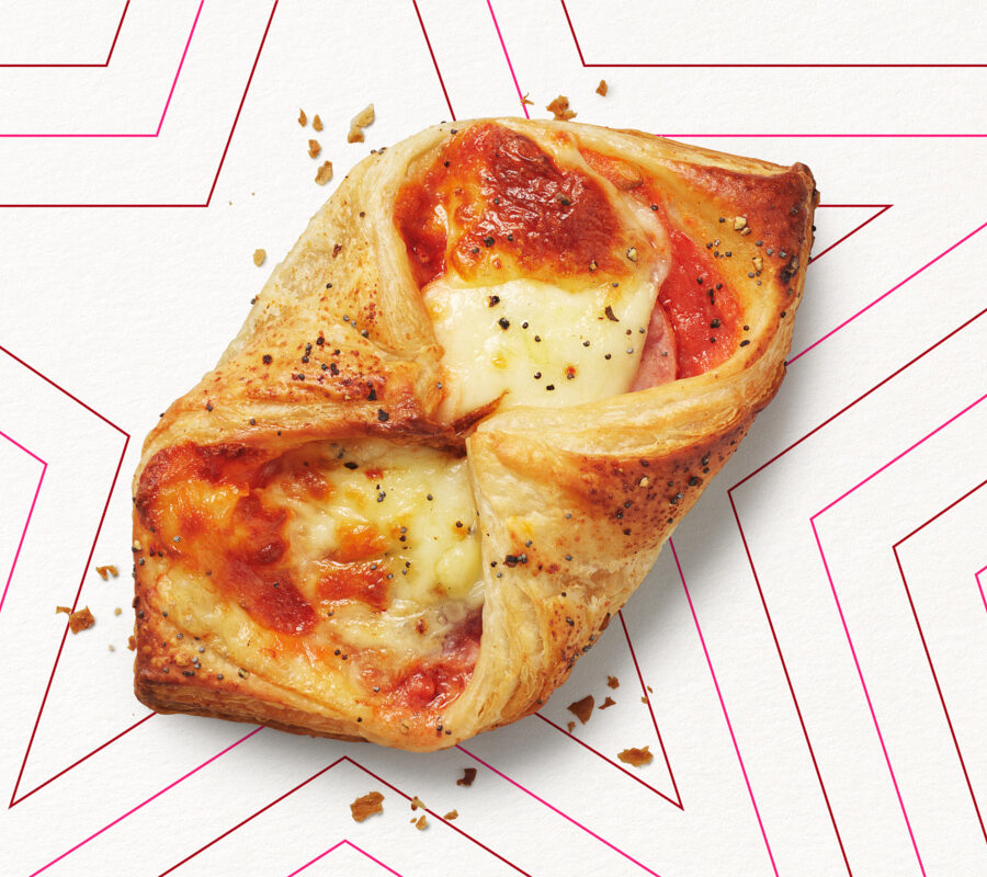 Croissant mit Schinken, Käse, Tomaten und geräucherten Speckwürfeln