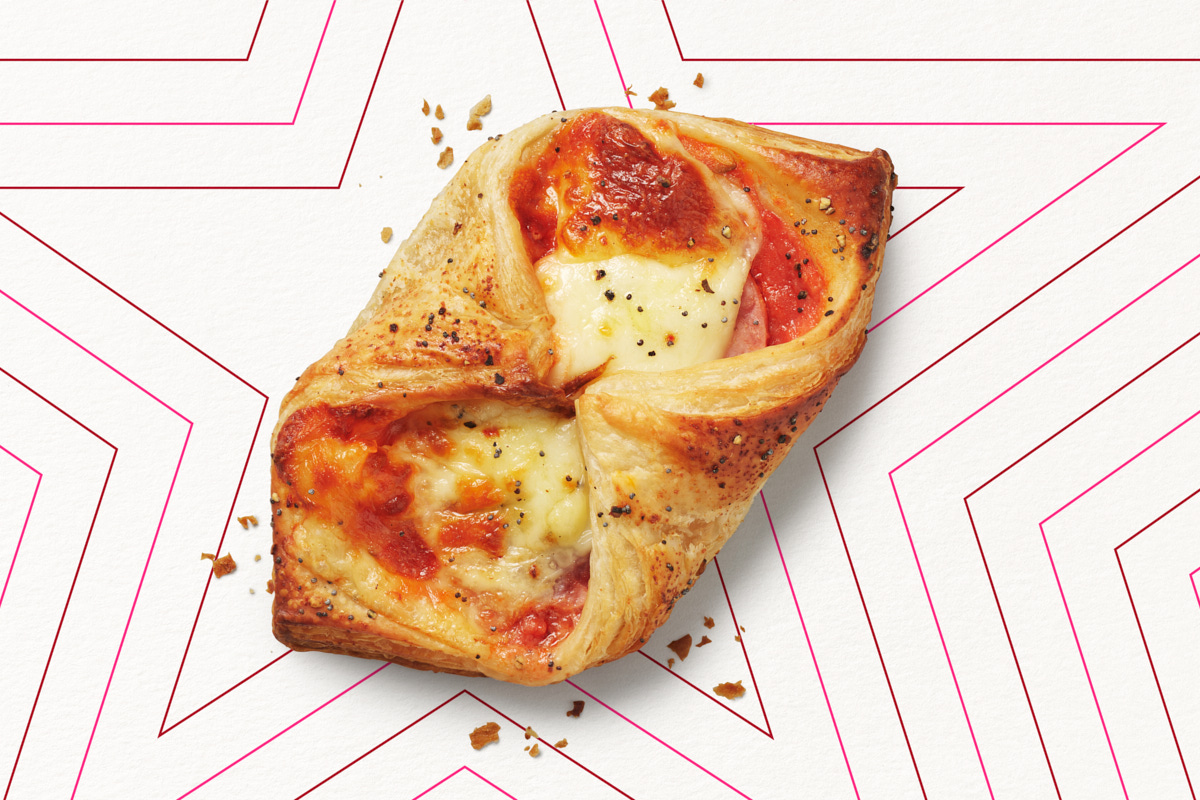 Croissant mit Schinken, Käse, Tomaten und geräucherten Speckwürfeln