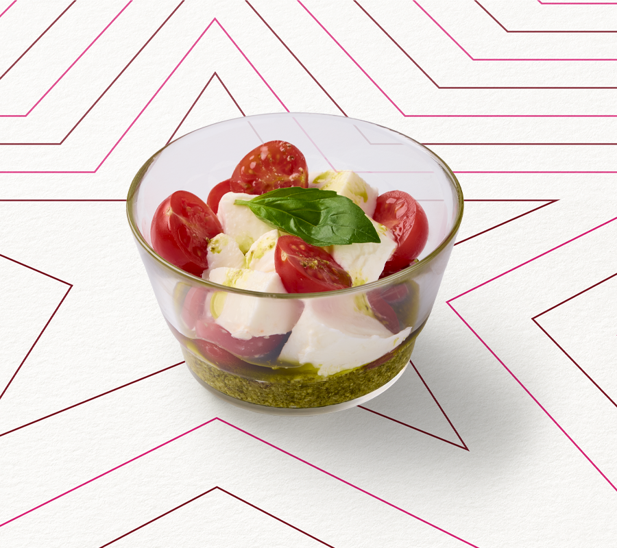 Kleines Glas mit Mozzarella, Tomaten und Pesto