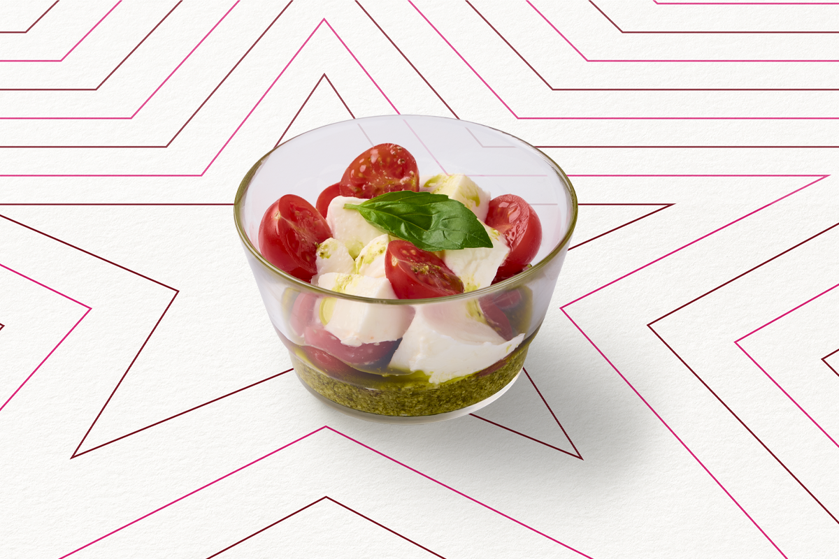 Kleines Glas mit Mozzarella, Tomaten und Pesto