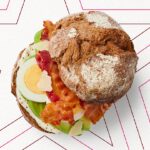 Rundes Brot mit Avocado, Ei und Bacon