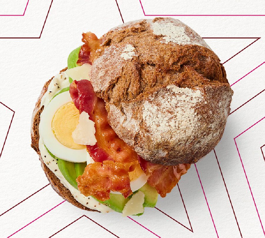 Rundes Brot mit Avocado, Ei und Bacon